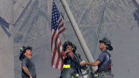 11 de Septiembre 2001 izando bandera