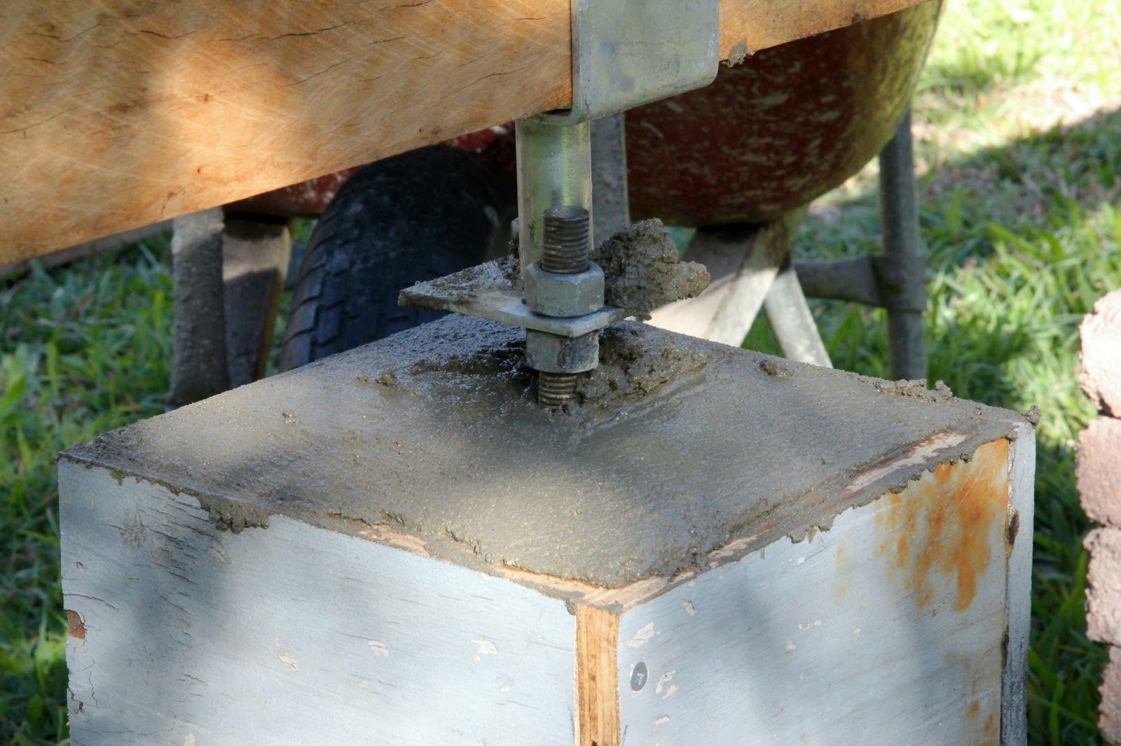 crazy house capers: Old-fashioned shed build - concrete stumps.