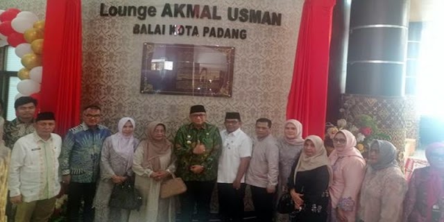 Nama Pamong Senior Akmal Usman Diabadikan Sebagai Nama Lounge Balaikota Padang