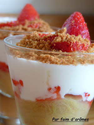 Verrine light rhubarbe, fraise, fromage blanc, spéculoos