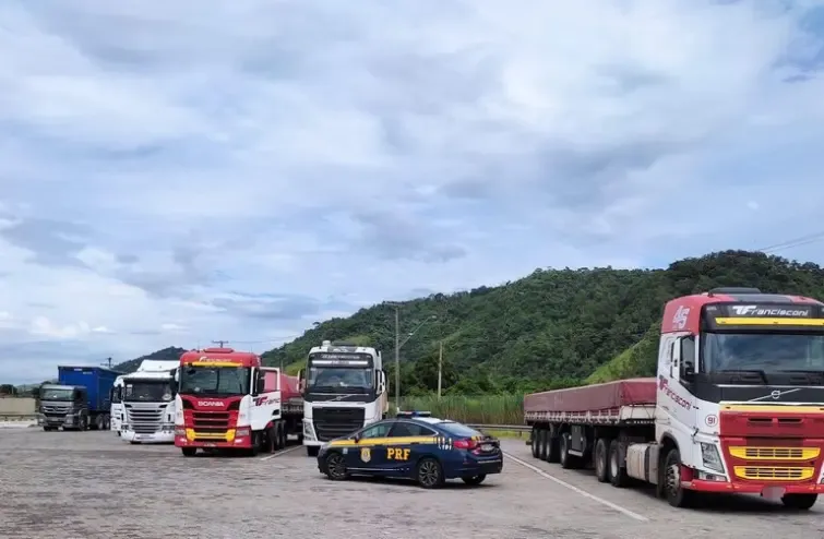 Caminhões sendo fiscalizados pela PRF