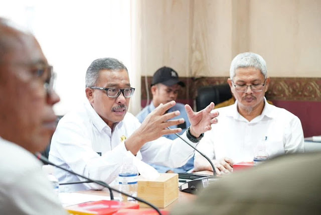 𝐒𝐞𝐤𝐝𝐚 𝐉𝐞𝐟𝐫𝐢𝐝𝐢𝐧 𝐈𝐧𝐠𝐚𝐭𝐤𝐚𝐧 𝐏𝐞𝐫𝐚𝐧𝐠𝐤𝐚𝐭 𝐃𝐚𝐞𝐫𝐚𝐡 𝐒𝐞𝐠𝐞𝐫𝐚 𝐌𝐞𝐧𝐲𝐚𝐦𝐩𝐚𝐢𝐤𝐚𝐧 𝐋𝐚𝐩𝐨𝐫𝐚𝐧 𝐁𝐌𝐃 𝐒𝐞𝐦𝐞𝐬𝐭𝐞𝐫 𝐈 𝐓𝐚𝐡𝐮𝐧 𝟐𝟎𝟐𝟓  𝐃𝐢𝐬𝐤𝐨𝐦𝐢𝐧𝐟𝐨 𝐁𝐚𝐭𝐚𝐦- Dalam rangka meningkatkan tertib administrasi pengelolaan Barang Milik Daerah (BMD) di Lingkungan Pemerintah Daerah, Perangkat Daerah agar dapat menyampaikan Laporan BMD Semester I Tahun 2025. Hal tersebut disampaikan Sekretaris Daerah Kota Batam, Jefridin, M.Pd. sekaligus Pengelola BMD Pemerintah Kota Batam. Ia mengingatkan agar laporan tersebut dapat disampaikan ke Bidang Aset BPKAD Kota Batam sebelum tanggal 18 Juli 2025.  “Sesuai dengan ketentuan Pasal 13 ayat (3) Peraturan Daerah Kota Batam Nomor 4 Tahun 2018 Tentang Pengelolaan Barang Milik Daerah, Pengguna Barang berwenang dan bertanggung jawab menyusun dan menyampaikan laporan barang pengguna semesteran dan laporan barang pengguna tahunan yang berada dalam penguasaannya kepada Pengelola Barang,” ujar Jefridin di ruang kerjanya, Kamis (3/7/2025).  Mantan Kepala Dinas Pendapatan Daerah Kota Batam ini mengatakan bahwa Pengelolaan BMD merupakan area Monitoring Controlling Surveillance for Prevention (MCSP) oleh Komisi Pemberantasan Korupsi (KPK) RI. Oleh karena itu Perangkat Daerah harus melakukan pencatatan dan inventarisasi BMD, mengamankan dan memelihara BMD.  “Laporan BMD ini secara periode akan disampaikan kepada KPK dan merupakan bagian dari upaya pencegahan korupsi yang dilakukan oleh KPK bersama Pemerintah Daerah. MCSP KPK merupakan program kolaborasi yang bertujuan untuk mendorong tata kelola pemerintahan yang bersih dan transparan,” paparnya.  Diantaranya laporan BMD Semester I yang harus disampaikan oleh Pengguna Barang terdiri dari Kartu Inventarisasi Barang (KIB), Laporan Rekonsiliasi Belanja Modal Periode Triwulan II (dua) dan Semester 1 (satu) Tahun Anggaran 2025.(*)  Foto: Iwan  Rilis: Devina