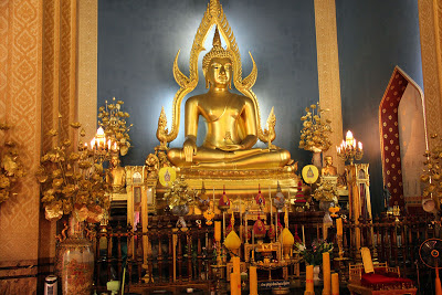 Buddhajinaraja Phra Buddha dentro do Templo de mármore