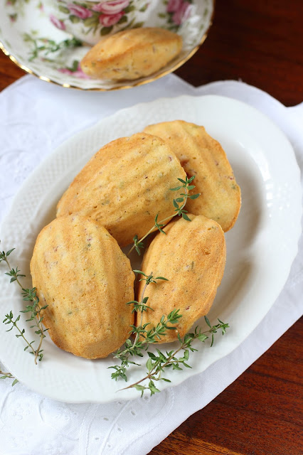 Madeleines con pancetta, feta e timo