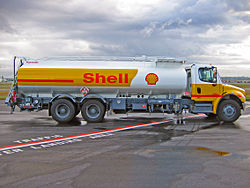 Truk bahan bakar Jet A-1 Shell di tikungan yang berada di Bandar Udara Internasional Vancouver