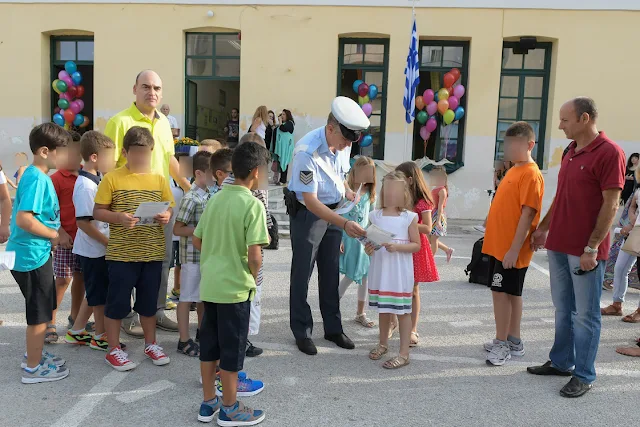 Ενημερωτικά φυλλάδια τροχαίας διανεμήθηκαν σήμερα από τροχονόμους, σε γονείς και μαθητές στην Περιφέρεια Πελοποννήσου 