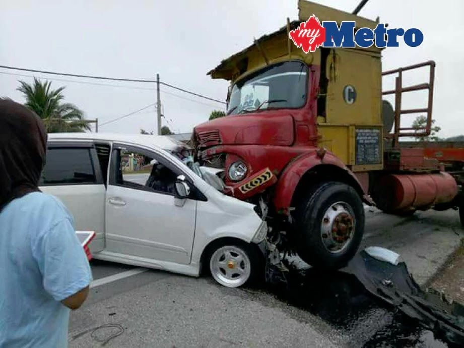 Accident & Tragic News in Malaysia: Kereta Perodua Alza 