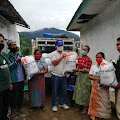 Tempuh Jalan Kaki Sepanjang 7 KM, Kadis Sosial Dairi Pastikan Bantuan BSB Sampai Kepada Masyarakat Desa Sinar Pagi