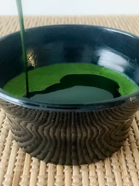 浅草『雷一茶』お濃茶ぷりんにシロップをかける