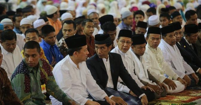Berkoko Putih, Jokowi Salat Tarawih Perdana di Masjid 