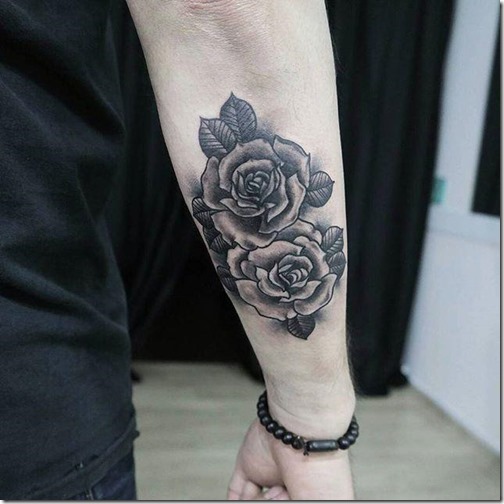 rosas_en_tonos_de_gris_en_el_brazo