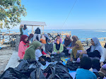 Mahasiswa USN Kolaka Inisiasi Pembuatan Eco Brick untuk Ucapan Selamat Datang di Pulau Laiya