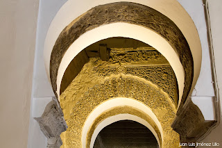 Arco del Mirhab de la antigua mezquita sobre la que está construída la Iglesia de Santa María la Mayor