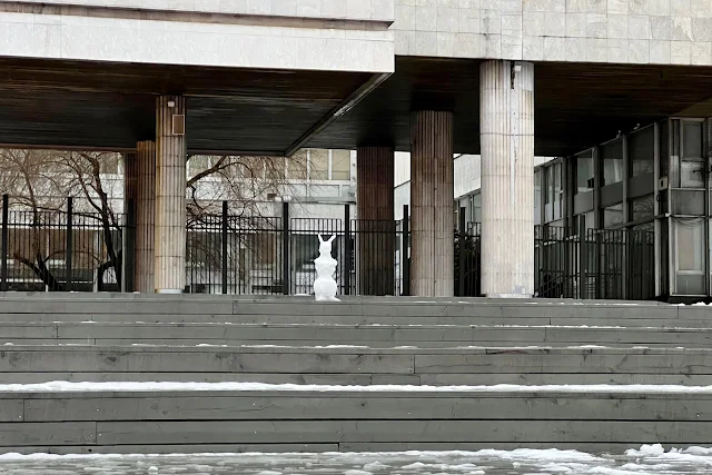 парк Музеон, Государственная Третьяковская галерея – корпус «Новая Третьяковка», снеговик-заяц