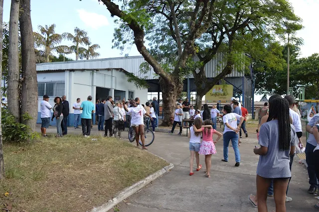 Clima da eleição na praça Namem Elias Cury em frete ao CRAS Vila Mury, local de votação/Fotos: Adriano Martins Radialista Rádio Acesa FM