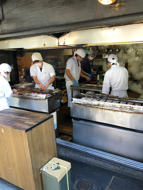 鰻を焼く職人（川豊本店）