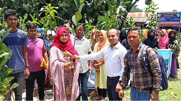 রৌমারীতে বিশ্ব পরিবেশ দিবসে গাছের চারা বিতরণ