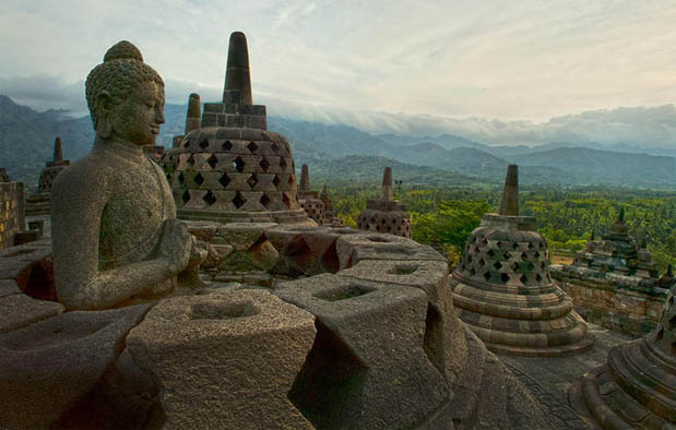 Masuknya agama Hindu dan Budha semenjak awal era ke  Pengaruh Hindu Budha Di Indonesia dalam Beberapa Aspek Kehidupan