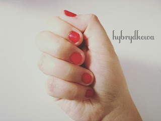 Manicure hybrydowy czerwony