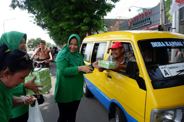 Kodim Karanganyar - Persit Kodim 0727 Karanganyar Bagi Makanan Gratis