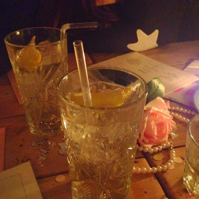 picture of glassses with tea coloured cocktails