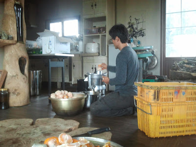 Fabrication de jus de mandarines.