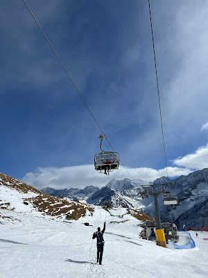 To get to the rifugio you pass under the ski lift.