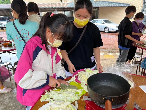 ▲面對小孩第一次下廚缺乏經驗，家長原本擔心小孩受傷懷著忐忑的心情，看到越來越熟練的下刀及翻炒動作，轉而放下心中大石頭。（記者林明佑翻攝）