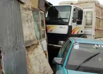 Omg! Couple Having S3x Runs Out Nak*d After Trailer Lost Control & Slammed Their House