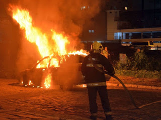 Homem incendeia o próprio carro ao pensar que tinha acertado na Mega Sena