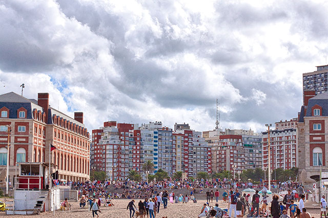 HDR.Gente en la playa y vista edificios del centro de Mar del Plata