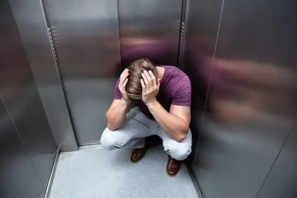 ماذا تفعل لو تعطل المصعد أثناء وجودك داخله (تعطل الاسانسير) ؟