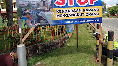 Ops Keutupat Seulawah Satlantas Polres Aceh Selatan pasang Spanduk Himbauan. 