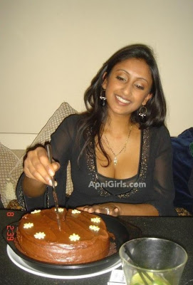 Desi Indian aunty Showing Cleavage from Lucknow stripping