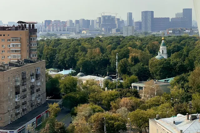 вид из бизнес-центра «Земельный», улица Сергея Макеева, Ваганьковское кладбище