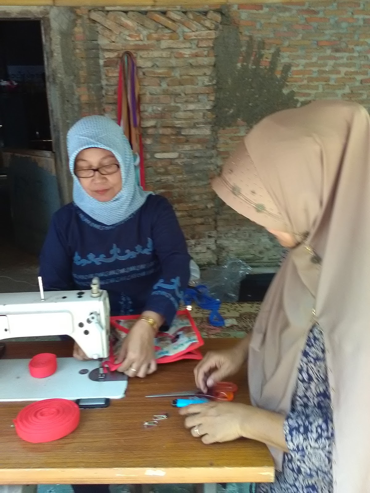 HANDYCRAFT LIMBAH PLASTIK DARI LIMBAH MENJADI BERKAH 