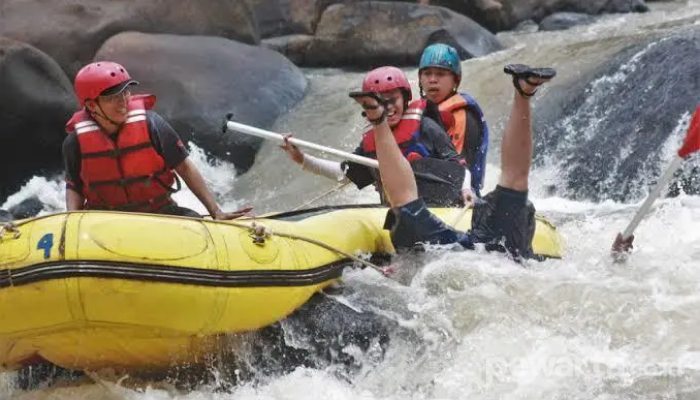 Pacu Adrenalin dengan Arung Jeram di White Water Rafting Ubud Bali, Coba Yuk!