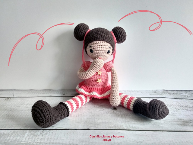 Con hilos, lanas y botones: Michal amigurumi doll (patrón de Anatillea)