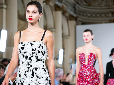 CAROLINA HERRERA: Desfile com vestidos fascinantes