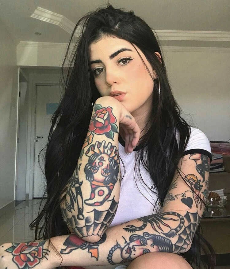 Imagen de chica rubia con tatuajes old school
