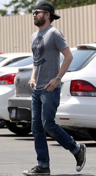 article-2641899-1E3D3D8800000578-488_652x1157