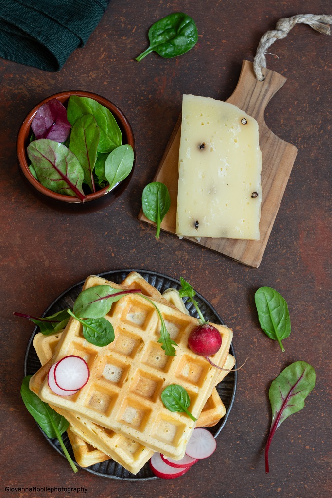 Waffle con parmigiano, pecorino al pepe e aneto