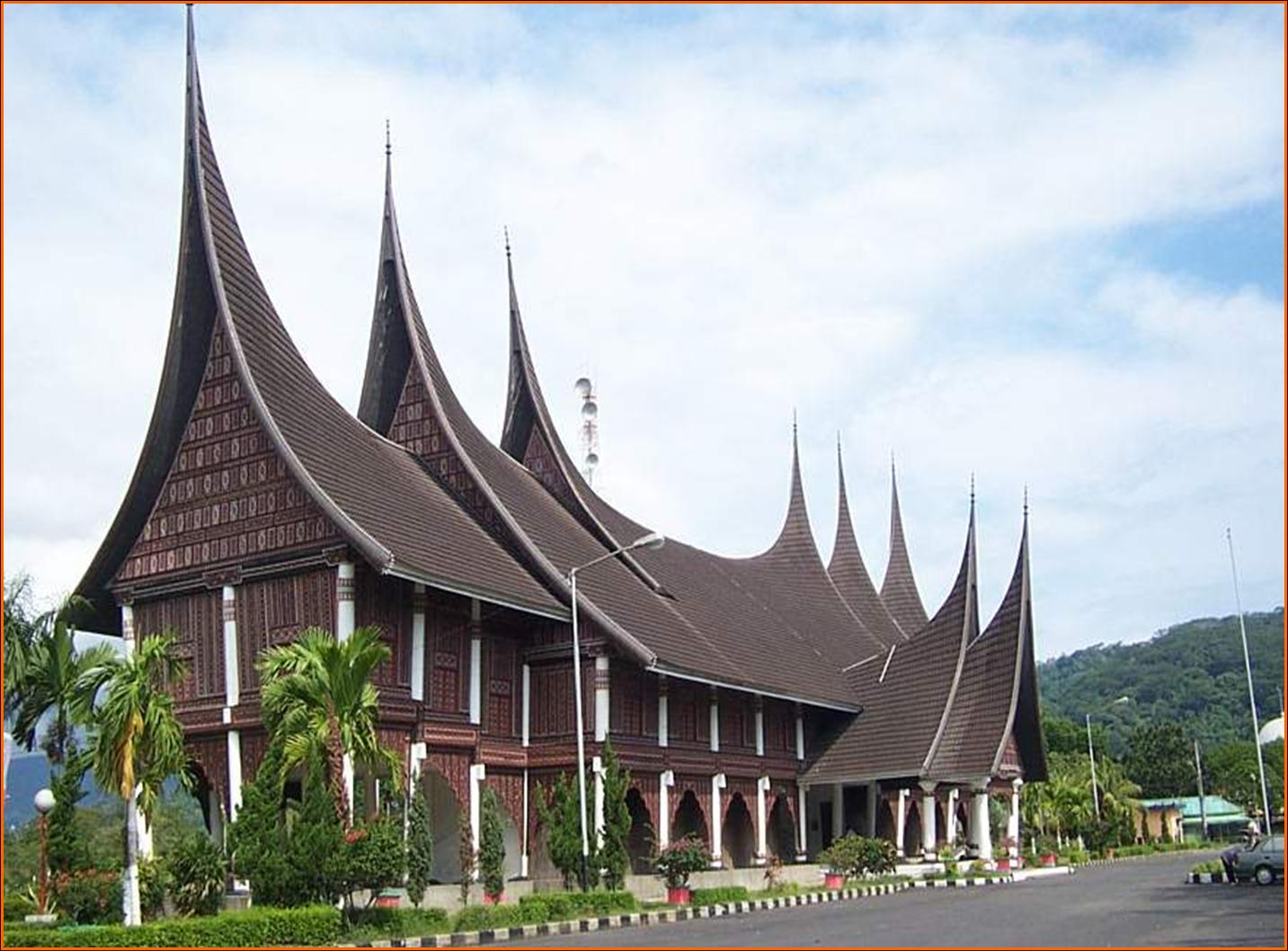 Rumah adat minangkabau yang merupakan rumah tradisional 