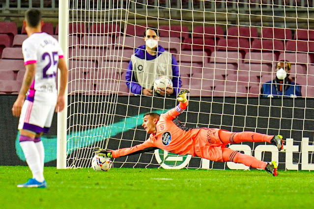 Masip desvía un gran tiro de Pedri que acabaría estrellándose en el palo. F. C. BARCELONA 1 REAL VALLADOLID C. F. 0. 05/04/2021. Campeonato de Liga de 1ª División, jornada 29. Barcelona, Nou Camp. GOLES: 1-0: 90’, Ousmane Dembelé.