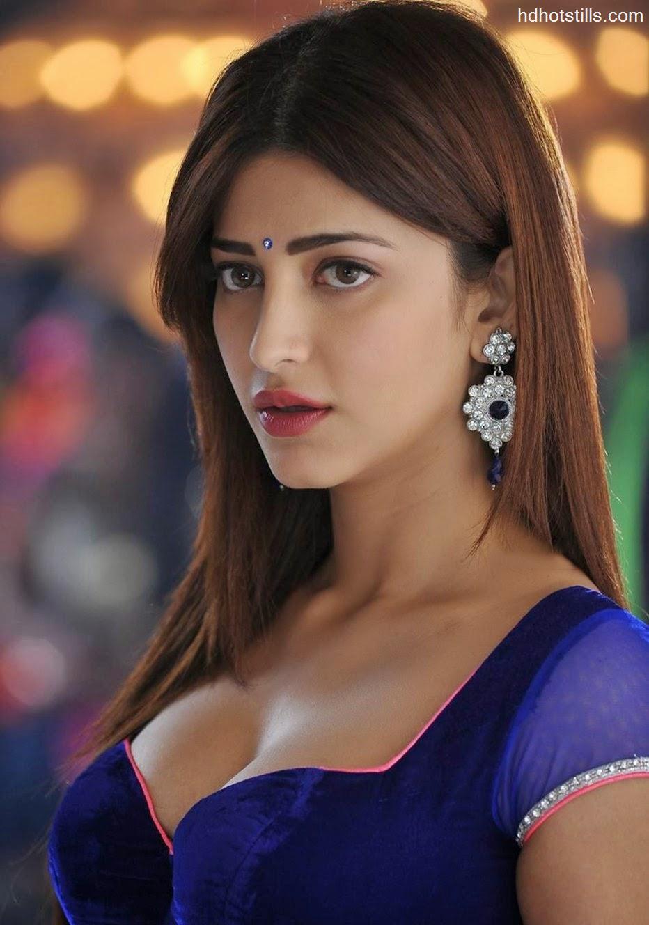 shruti hassan hot cleavage show in yevadu