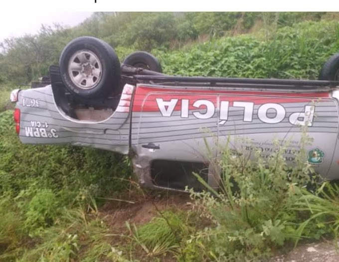 Carro da Polícia Militar fica com as rodas para cima após capotagem no interior do Ceará