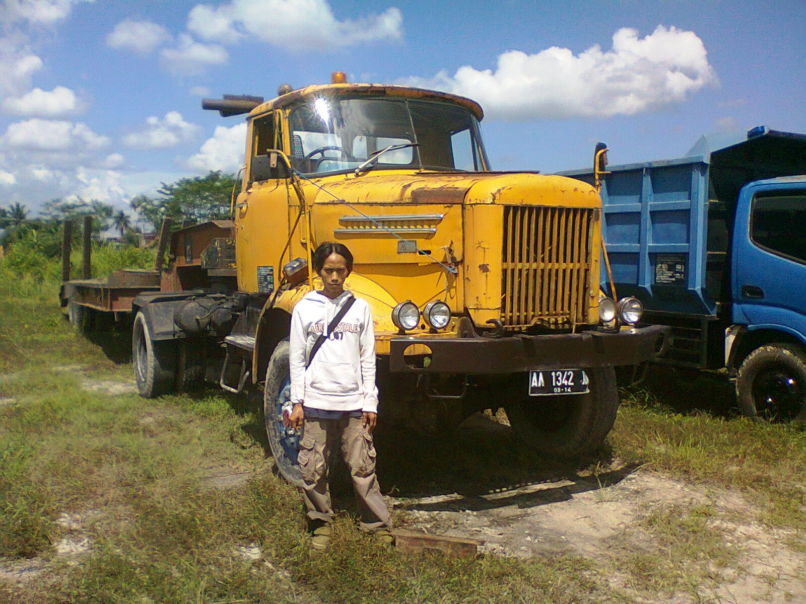 Misteri Truck Hino ZH12 Penghuni Tanah Kosong Di Kebumen