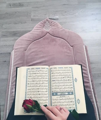 رمزيات بنات تقرا قرآن على سجادة الصلاة