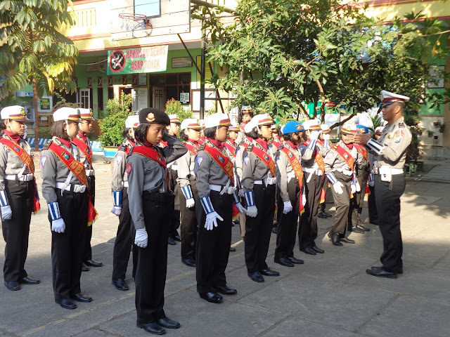 PENYERAHAN TROPY LOMBA PKS SDN KEPATIHAN BANYUWANGI OLEH KASATLANTAS BANYUWANGI 2015