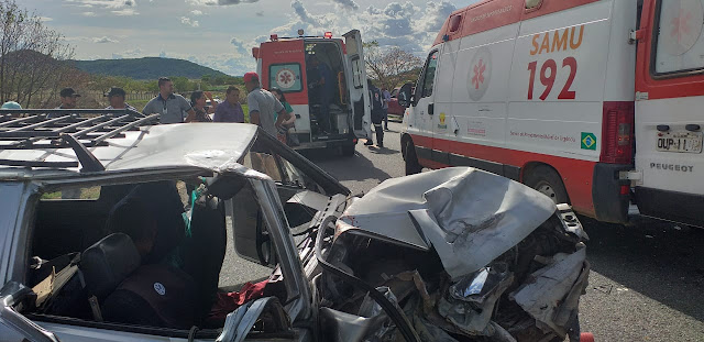 Guanambi-BA: Carro de transporte alternativo colide na traseira de caminhonete e deixa 5 pessoas feridas.